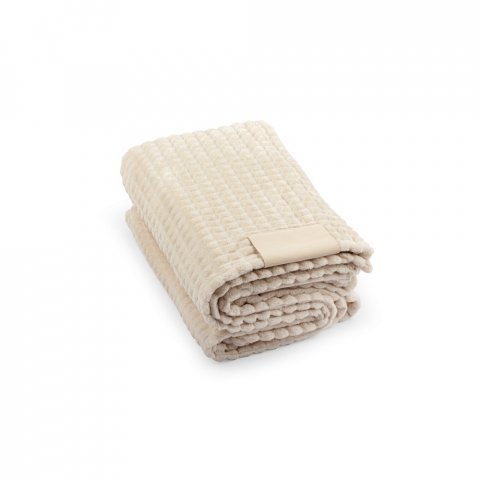 CELINE. Decke aus recyceltem Polyester (100 % rPET) mit einem Aufn&auml;her zur individuellen Veredelung - Beige