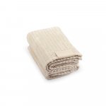 CELINE. Decke aus recyceltem Polyester (100 % rPET) mit einem Aufn&auml;her zur individuellen Veredelung - Beige