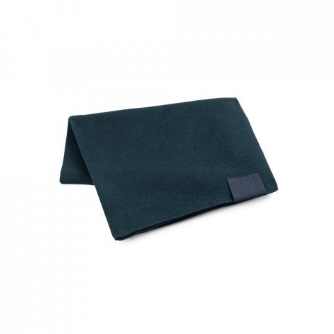 SERENITY. Cachecol em poli&eacute;ster reciclado (100% rPET) com um detalhe costurado para personaliza&ccedil;&atilde;o - Azul marinho